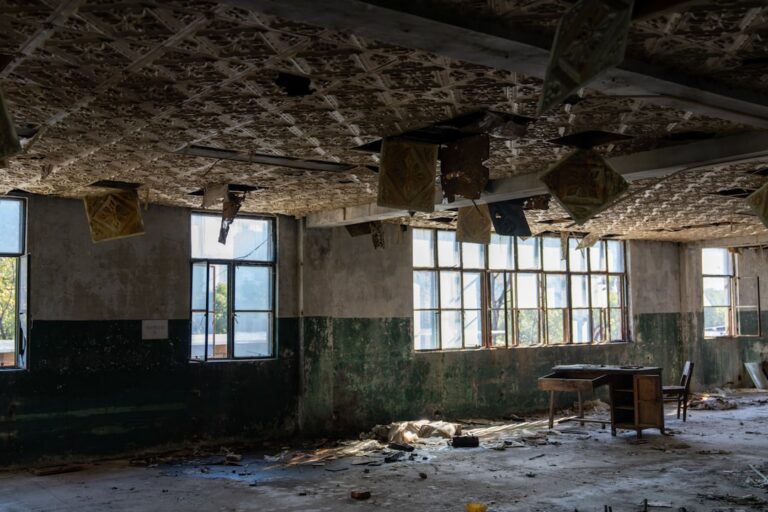 Quarto Abandonado Com Janelas Quebradas E Destrocos _675DdRkUBA