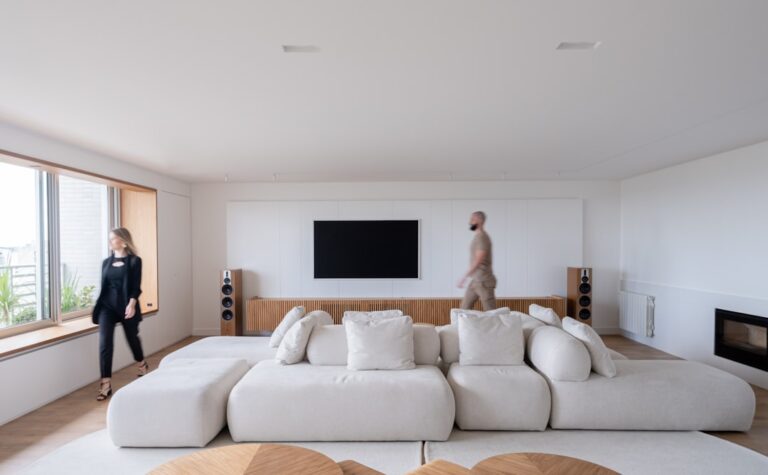 Sala De Estar Moderna Com Um Grande Sofa Modular E Televisao JC0eeqy9h3E