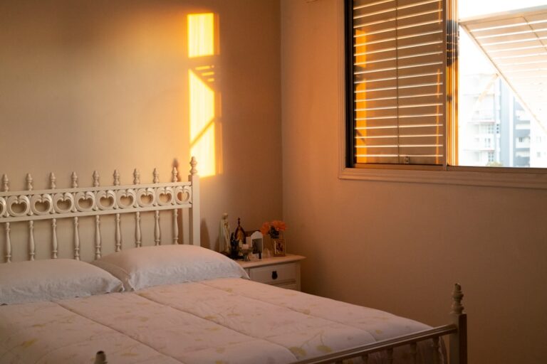 Um Quarto Com Uma Cama Branca E Uma Janela rHPfxiyMC14